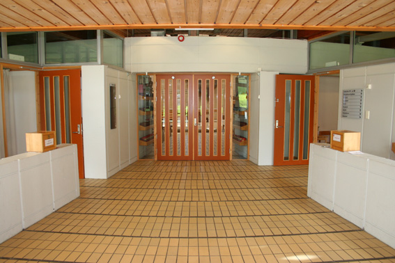 Fil:Fyllingsdalen kirke Våpenhus.jpg