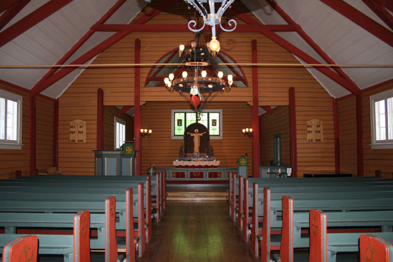 Fil:Gjøfjell kirke Kirkerommet sett fra bakdør.jpg