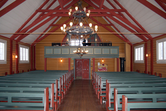Fil:Gjøfjell kirke Kirkerommet sett fra kor.jpg