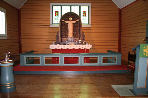 Fil:Gjøfjell kirke Koret med alterparti.jpg