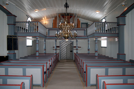 Fil:Gjerdrum kirke Kirkerommet sett fra kor.jpg