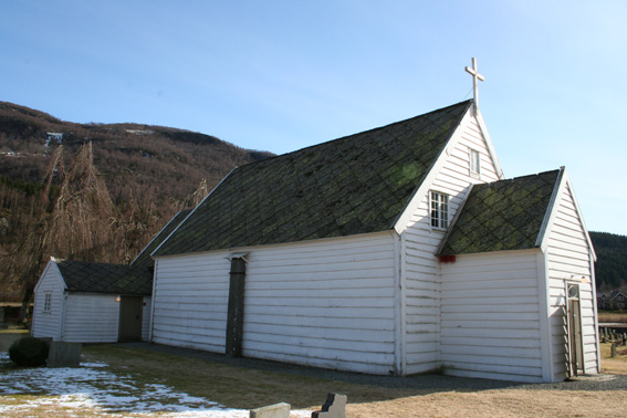 Fil:Grindheim kyrkje Fasade 4.jpg