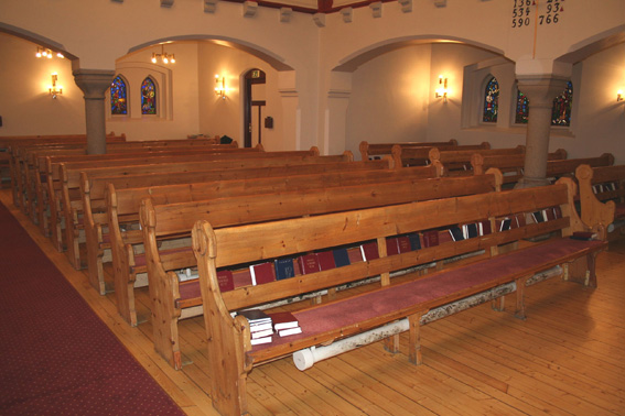 Fil:Høvik kirke Benkene 2.jpg