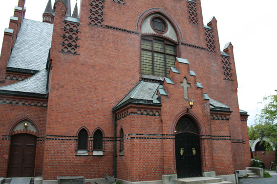 Fil:Høvik kirke Fasade 8.jpg