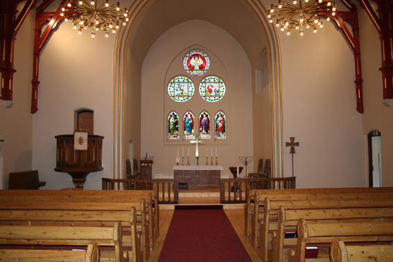 Fil:Høvik kirke Kirkerommet bakre.jpg