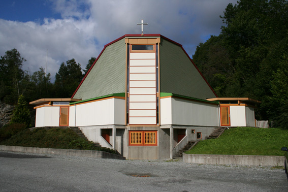 Fil:Haga kyrkje Fasade 1.jpg