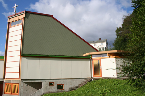 Fil:Haga kyrkje Fasade 4.jpg