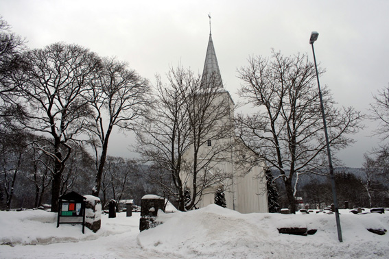 Fil:Hakadal kirke Avstandsbilde.jpg