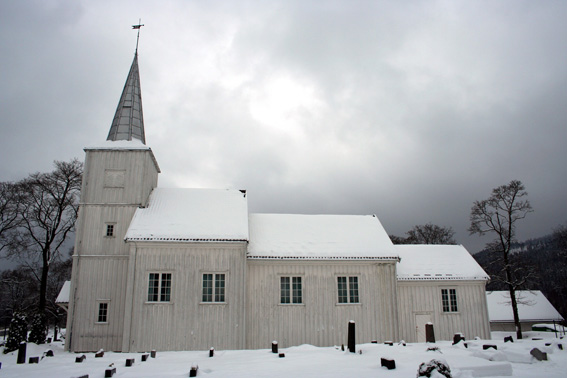 Fil:Hakadal kirke Fasade 2.jpg