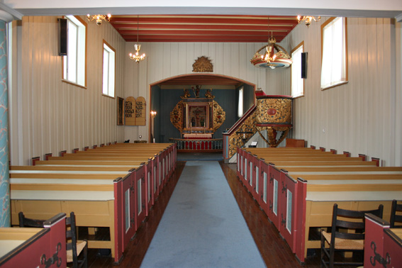 Fil:Hakadal kirke Kirkerommet sett fra bakdør.jpg