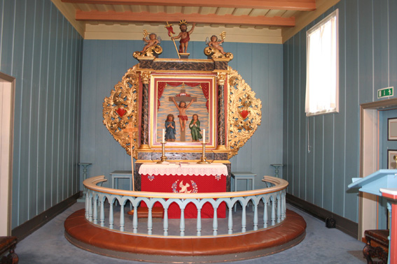 Fil:Hakadal kirke Koret med alterparti.jpg