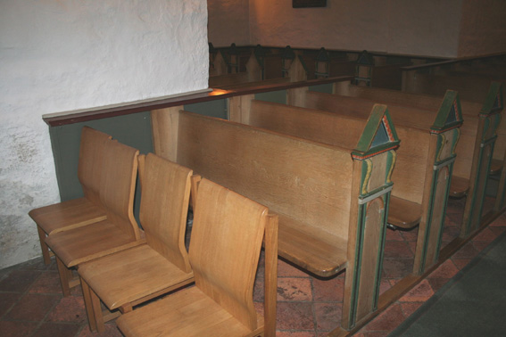 Fil:Haslum kirke Benkene 1.jpg