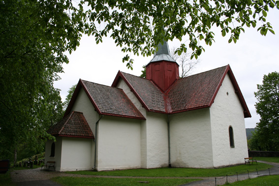 Fil:Haslum kirke Fasade 4.jpg