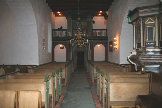 Fil:Haslum kirke Kirkerommet sett fra kor.jpg