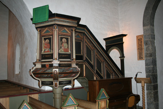 Fil:Haslum kirke Prekestol 2.jpg