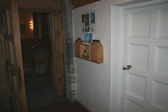 Fil:Haslum kirke Våpenhus 1.jpg