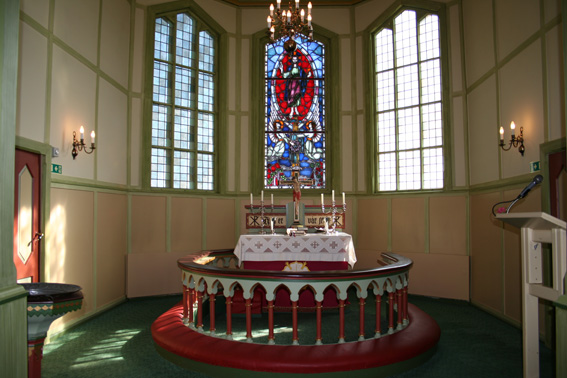 Fil:Hatlestrand kyrkje Alterparti.jpg