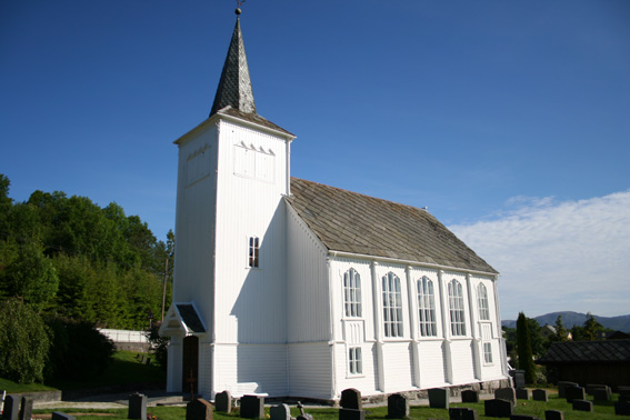Fil:Hatlestrand kyrkje Fasade 2.jpg