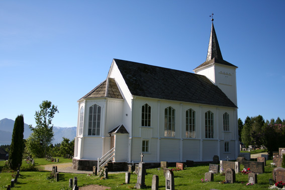 Fil:Hatlestrand kyrkje Fasade 5.jpg