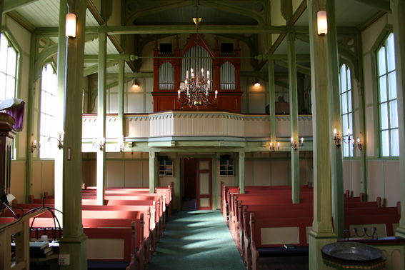 Fil:Hatlestrand kyrkje Kirkerom bakre.jpg