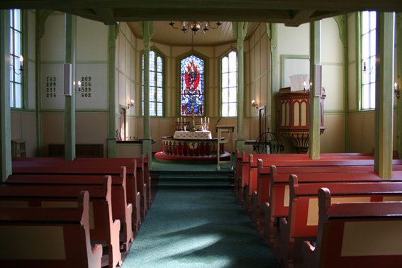 Fil:Hatlestrand kyrkje Kirkerom fremre.jpg