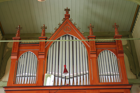 Fil:Hatlestrand kyrkje Orgel 2.jpg