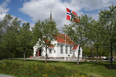 Fil:Heggedal kirke Avstandsbilde.jpg