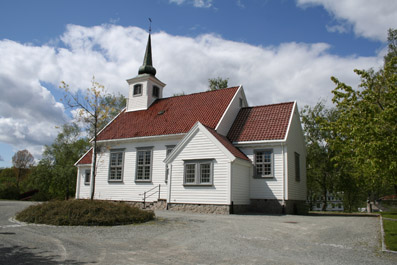 Fil:Heggedal kirke Fasade 2.jpg