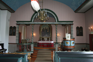 Fil:Heggedal kirke Kirkerommet sett fra bakdør.jpg