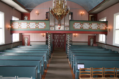 Fil:Heggedal kirke Kirkerommet sett fra kor.jpg