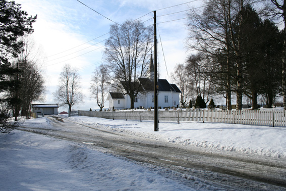 Fil:Heni kirke, Gjerdrum Avstandsbilde.jpg