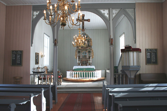 Fil:Heni kirke, Gjerdrum Kirkerommet sett fra bakdør.jpg