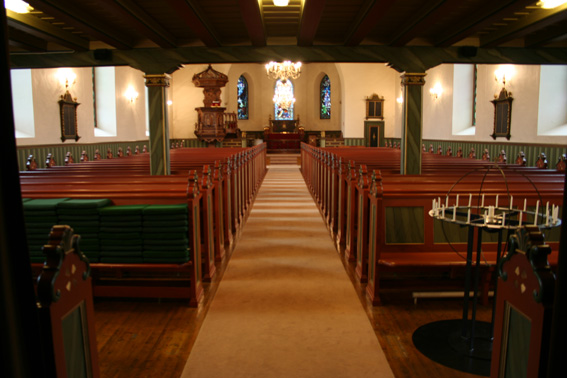 Fil:Herdla kyrkje Kirkerom fremre.jpg