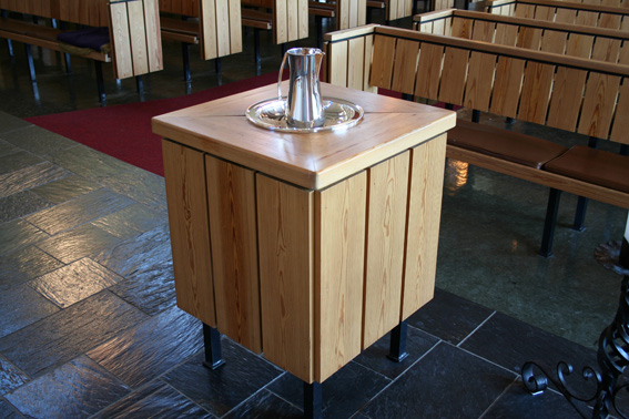 Fil:Hjelme kyrkje Døpefont 1.jpg