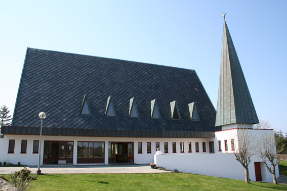 Fil:Hjelme kyrkje Fasade 1.jpg