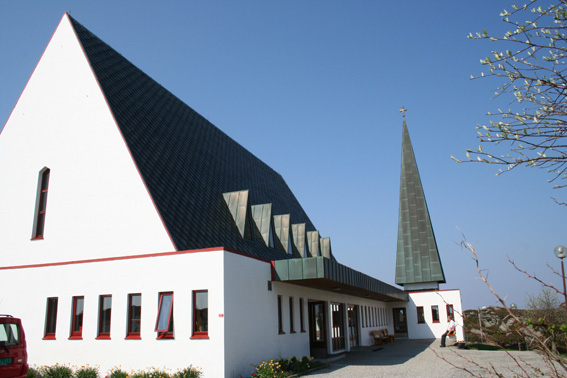 Fil:Hjelme kyrkje Fasade 2.jpg