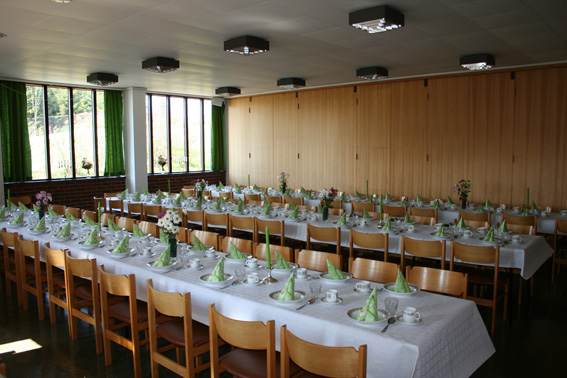 Fil:Hjelme kyrkje Menighetssal.jpg