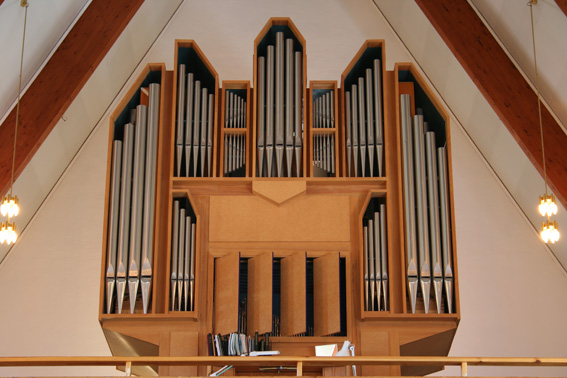 Fil:Hjelme kyrkje Orgel 2.jpg