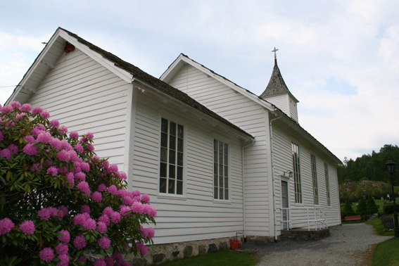 Fil:Holmedal kyrkje, Kvinnherad Fasade 3.jpg