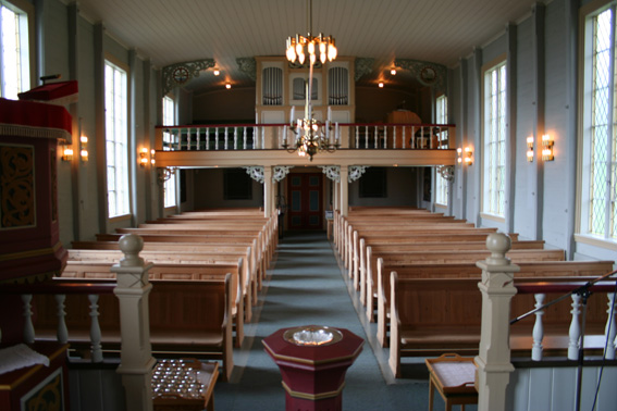 Fil:Holmedal kyrkje, Kvinnherad Kirkerom bakre.jpg