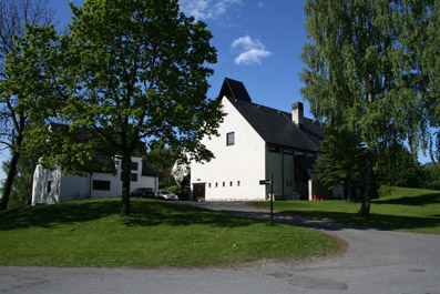 Fil:Holmen kirke, Asker Avstandsbilde.jpg