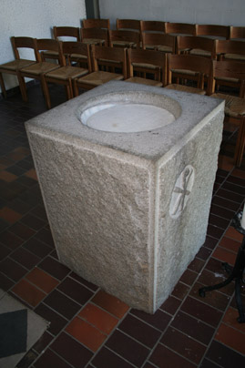 Fil:Holmen kirke, Asker Døpefont 1.jpg