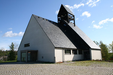 Fil:Holmen kirke, Asker Fasade 1.jpg