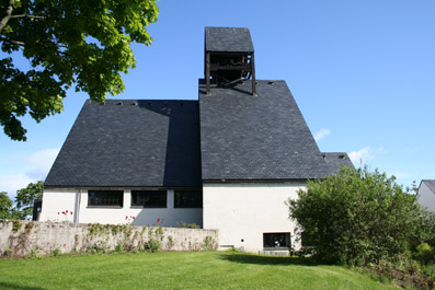 Fil:Holmen kirke, Asker Fasade 2.jpg