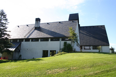 Fil:Holmen kirke, Asker Fasade 5.jpg