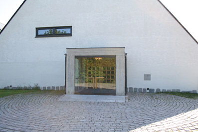 Fil:Holmen kirke, Asker Hovedinngang.jpg