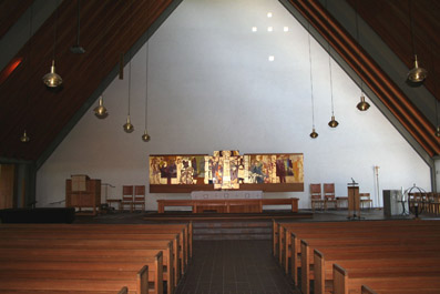 Fil:Holmen kirke, Asker Kirkerommet sett fra bakdør.jpg