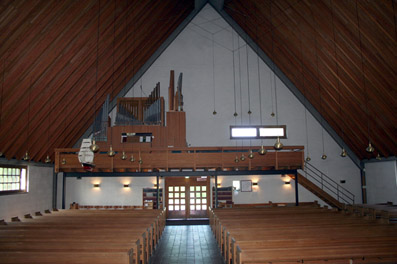 Fil:Holmen kirke, Asker Kirkerommet sett fra kor.jpg