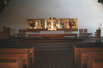 Fil:Holmen kirke, Asker Koret med alterparti.jpg