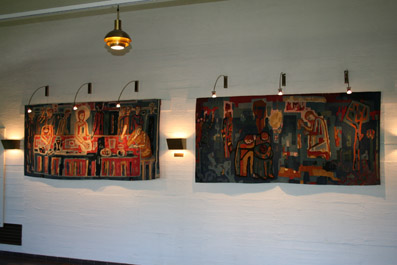 Fil:Holmen kirke, Asker Vegg tepper.jpg